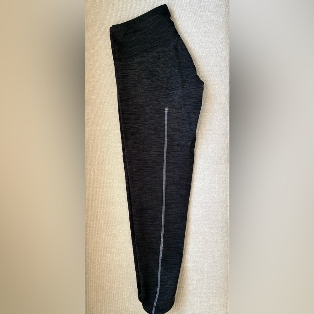 Lululemon heathered charcoal leggings with detail stitching down the back, sz4